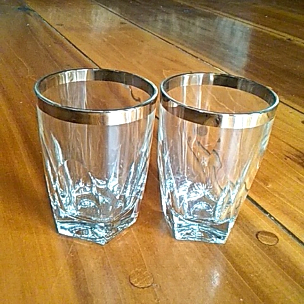 Set of drinking glasses.